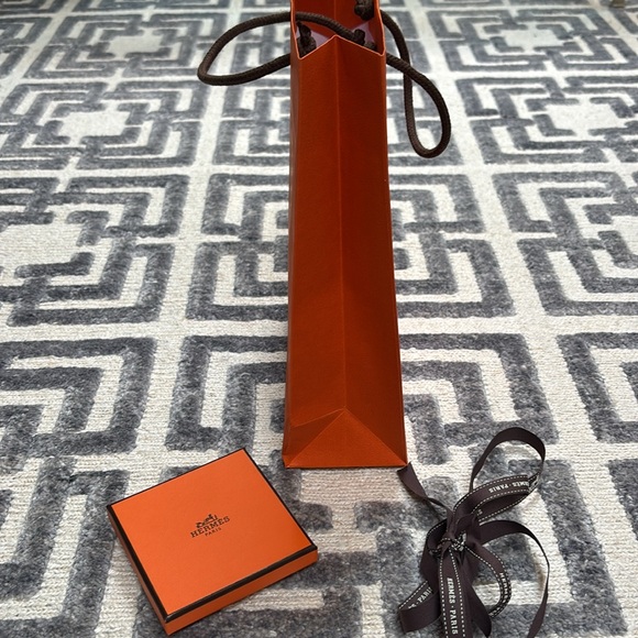 Hermes shopping tote, small gift box, and ribbon bundle - Picture 5 of 5